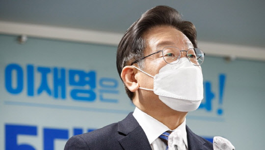 이재명 더불어민주당 대선후보가 22일 서울 여의도 더불어민주당 중앙당사에서 과학기술 정책공약을 발표하고 있다. <연합뉴스>